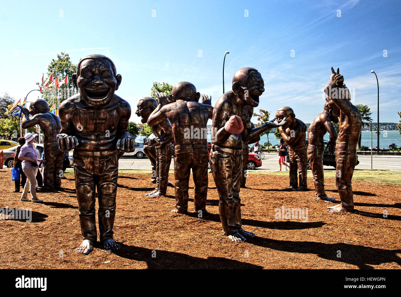 A-Labyrinth-Ing Lachen wurde von Yue Minjun entworfen und installiert in Morton Park (Davie und Denman) entlang der English Bay in Vancouver im Jahr 2009 West End. Die patinierte Bronze-Skulptur, bestehend aus 14 Statuen über drei Meter hoch und mit einem Gewicht von über 250 Kilogramm, das Bild des Künstlers "in einem Zustand der hysterisches Gelächter" porträtiert. Es entstand als Teil der Vancouver International Skulptur Biennale, das internationale zeitgenössische Werke im öffentlichen Raum aufweist. Die Skulptur wurde der Stadt Vancouver von Chip und Shannon Wilson über die Wilson5-Stiftung am Aug gespendet Stockfoto