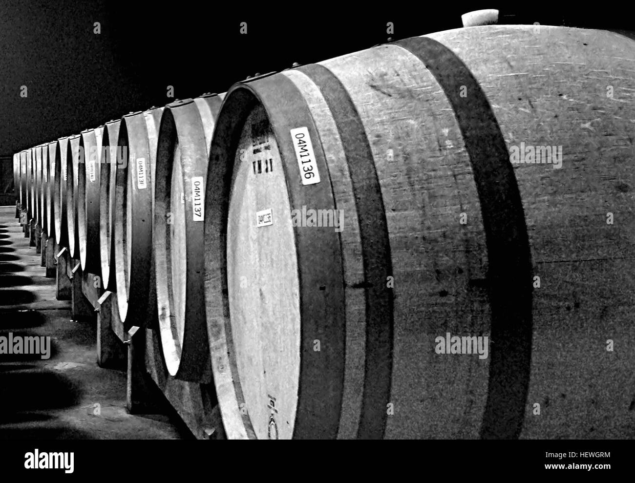 Die Verwendung von Eichenholz kann spielt eine bedeutende Rolle in der Weinbereitung und einen profunden Effekt auf der Wein, Farbe, Geschmack, Tannin Profil und Textur des Weines beeinflussen. Eiche kann in Form eines Fasses Wein während der Gärung oder Alterung Perioden Berührung. Es kann dem Wein in Form von frei flottierenden Eichenholz-Chips oder als Holz Stäbe (oder Stangen) hinzugefügt, um Wein in einem Gärtank wie Edelstahl eingeführt werden. Die Verwendung von Barriques kann andere Qualitäten zu Wein durch die Prozesse von Verdampfung und geringe Belastung durch Sauerstoff vermitteln. Stockfoto