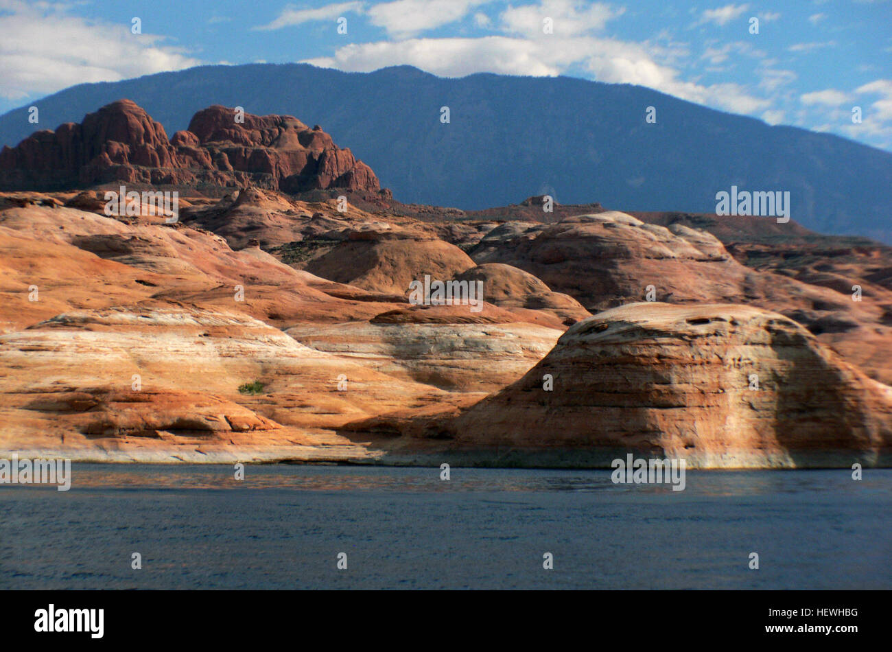 Ein Foto vom atemberaubenden Rainbow Bridge National Monument am Lake Powell, Utah. Das Denkmal, bekannt für seinen natürlichen Felsbogen, ist eines der größten der Welt. Stockfoto