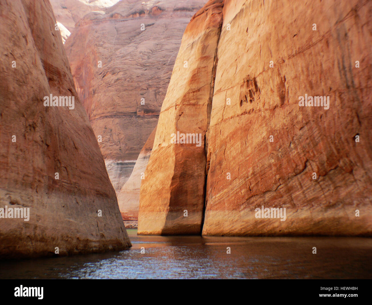 Der Lake Powell in Utah ist bekannt für seine atemberaubenden Schluchtenlandschaften und das berühmte Rainbow Bridge National Monument. Die Gegend bietet atemberaubende Ausblicke mit Sandsteinformationen und klarem, blauem Wasser, was sie zu einem beliebten Ziel für Bootstouren, Wanderungen und Besichtigungen macht. Die Rainbow Bridge, eine der größten natürlichen Brücken der Welt, ist eine der wichtigsten Attraktionen in der Region. Stockfoto