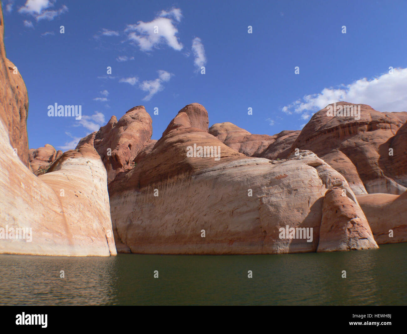 Lake Powell in Utah beherbergt das berühmte Rainbow Bridge National Monument. Dieser natürliche Sandsteinbogen ist einer der größten der Welt und bietet eine atemberaubende Aussicht und eine beliebte Touristenattraktion. Stockfoto