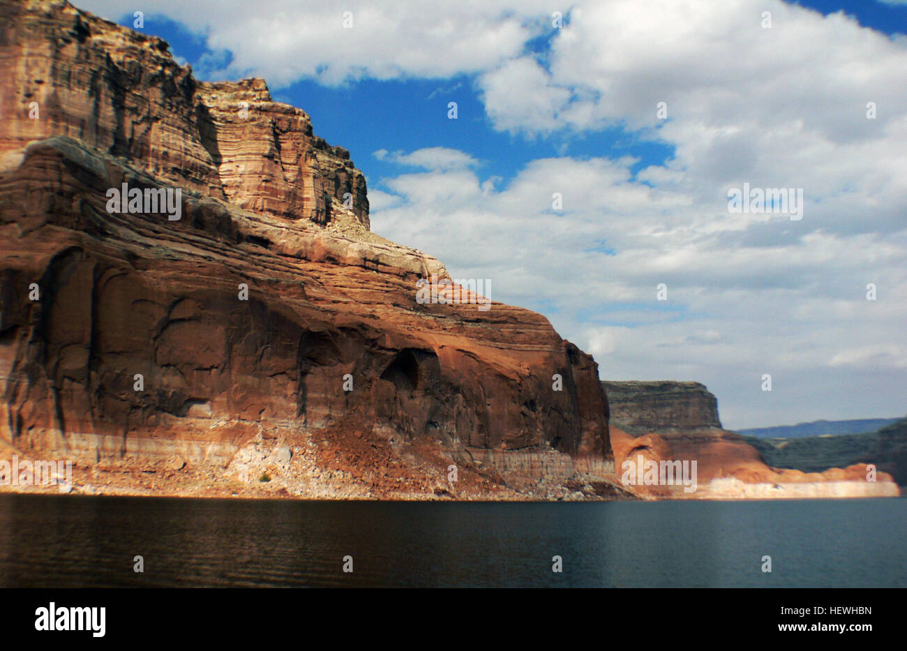 Ein atemberaubender Blick auf Lake Powell mit dem berühmten Rainbow Bridge National Monument in Utah. Diese natürliche Felsformation ist eine beliebte Touristenattraktion im amerikanischen Südwesten und bietet malerische Schönheit und Möglichkeiten für Outdoor-Aktivitäten. Stockfoto