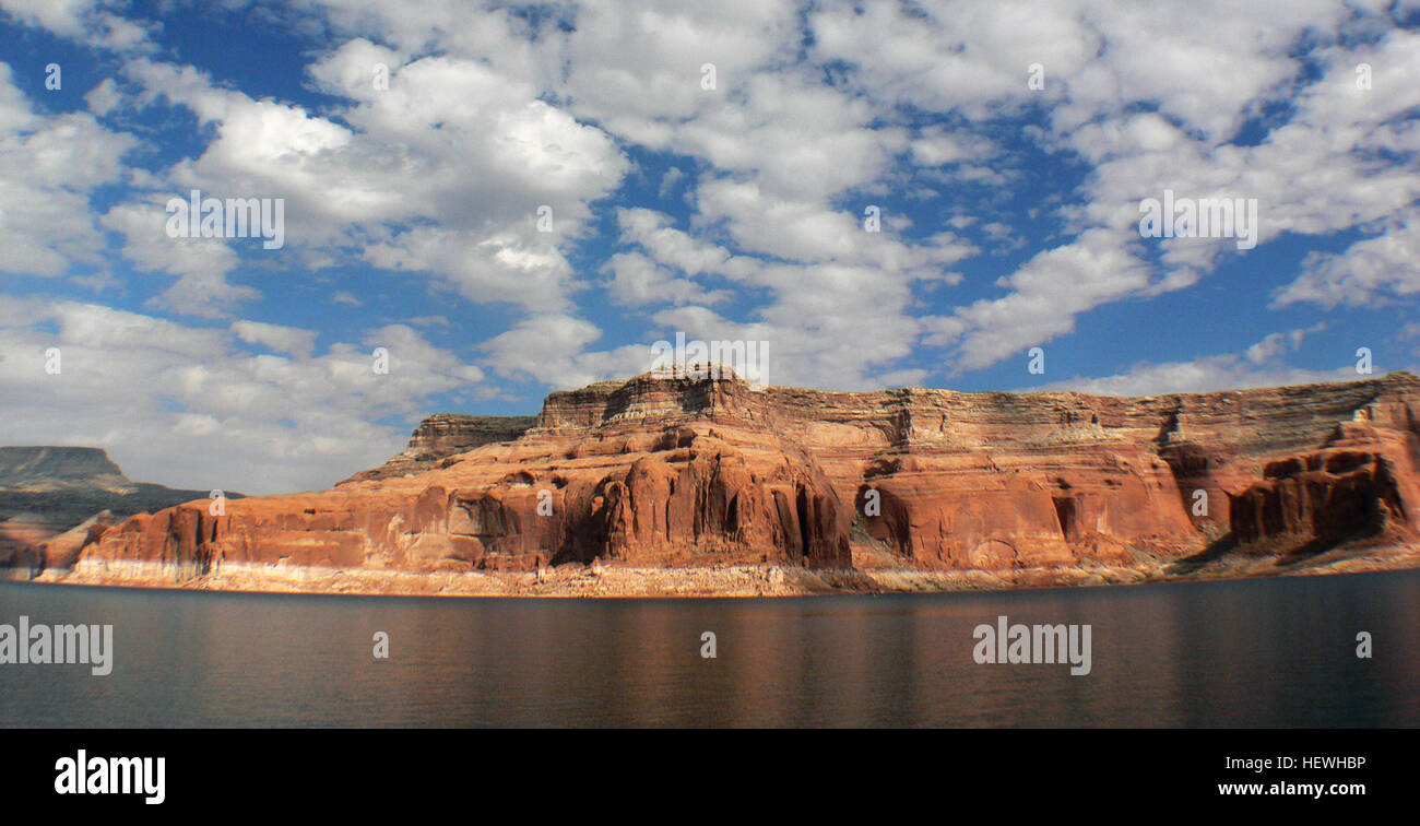 Lake Powell in Utah beherbergt das Rainbow Bridge National Monument, eine atemberaubende natürliche Felsformation. Die Brücke, eine der größten der Welt, ist ein beliebtes Reiseziel für Besucher, die ihre immense Größe und natürliche Schönheit bewundern möchten. Stockfoto