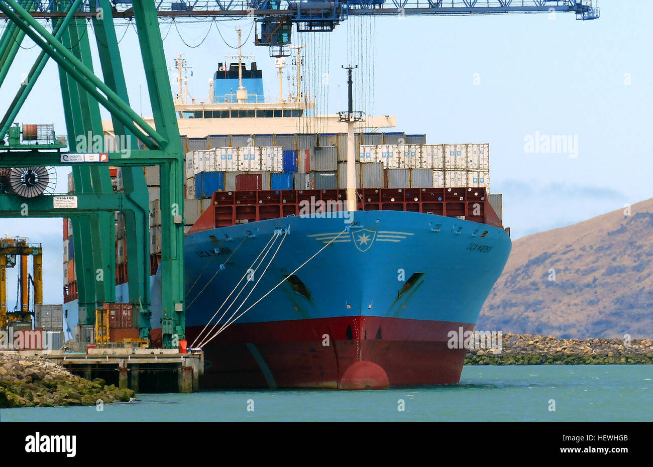 Maersk Line ist der weltweiten Container-Division und die größte Organisationseinheit der A.P. Moller-Maersk Gruppe, eine dänische Großkonzern. Es gilt als die größte Container-Reederei der Welt nach Umsatz und beschäftigt rund 25.000 Mitarbeiter. [1] [2] Maersk Line betreibt über 600 Schiffe und hat eine Kapazität von 2,6 Millionen TEU (Twenty-Foot Equivalent Unit). [3] das Unternehmen wurde 1928 gegründet. Stockfoto