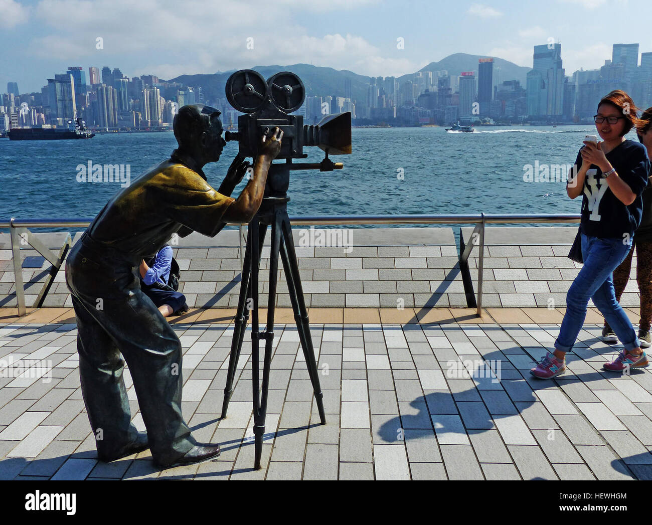 Die Avenue of Stars in Hong Kong, die sich am Ufer des Victoria Harbour befindet, ehrt Prominente aus der Hongkonger Filmindustrie. Er ist dem Hollywood Walk of Fame nachempfunden und ist eine beliebte Touristenattraktion in Tsim Sha Tsui. Stockfoto