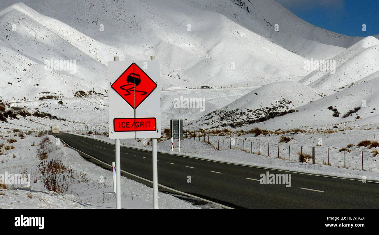 Es wird erwartet, dass Schneeschauer die Straßen am Abend beeinflussen und bis zum Freitagmorgen anhalten. Den Fahrern wird empfohlen, vorsichtig zu sein und sich der vereisten Bedingungen bewusst zu sein, die zu Schneesammlungen auf den Straßen in der Gegend führen können. Stockfoto