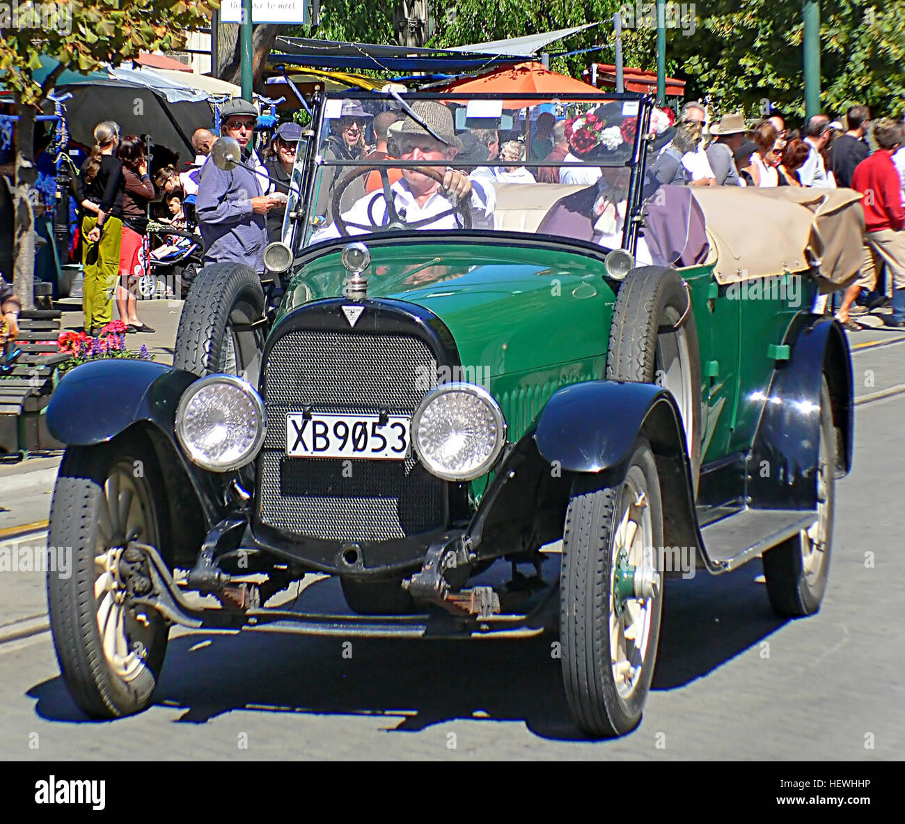 Der Hudson 1918 ist ein offener Oldtimer, der auf Oldtimer-Ausstellungen präsentiert wird. Bekannt für sein Design aus dem frühen 20. Jahrhundert, repräsentiert es mit seinen charakteristischen Merkmalen und Handwerkskunst eine Ära der Automobilgeschichte. Stockfoto