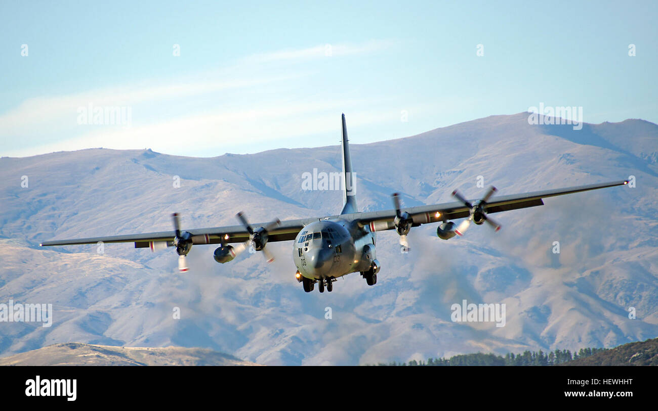 Die bewährteste. Und noch was beweist es. Es gibt kein Flugzeug in der Geschichte der Luftfahrt — entwickelt oder weiterentwickelt – entsprechen können, Flexibilität, Vielseitigkeit und die Relevanz der c-130 Hercules. In der Fließfertigung länger als jede andere militärische Flugzeuge hat der c-130 einen Ruf als Arbeitstier bereit für jede Mission, überall und jederzeit verdient. Die C-130J Super Hercules bietet überlegene Leistung und neue Funktionen, mit der Auswahl und Flexibilität für jedes Theater der Operationen und sich ändernden Anforderungen. Dieses robuste Flugzeug wird regelmäßig auf Missionen in der rauesten Umwelt geschickt. Stockfoto