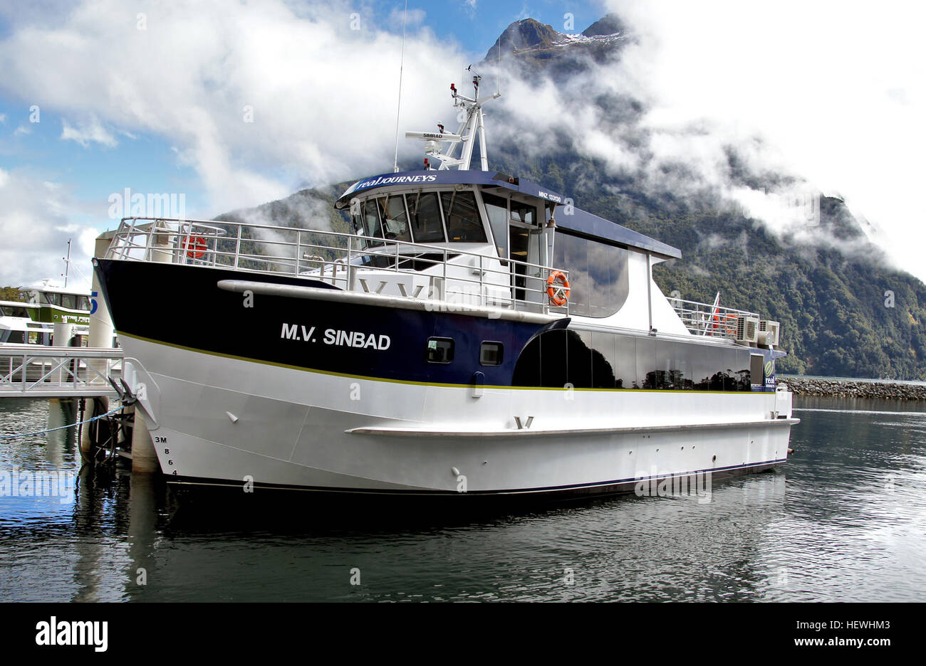 Die MV-Sinbad ist ein luxuriöses kleines Motorschiff mit bequemen Sitzgelegenheiten, große Fenster und externe Aussichtsplattformen.  Oben auf der Brücke hat des Schiffes Wort raumhohen Fenstern, die für die große Anzeige auch an den feuchtesten Fiordland Tagen ermöglichen. MV-Sinbad wurde Zweck gebaut, um den Passagieren ein außergewöhnliches Erlebnis bieten klassische Linien mit ausgezeichneten Anzeige Möglichkeiten kombinieren. Eine maximale Kapazität von 75 Passagiere sorgt für eine Premium-Ausflug. Stockfoto