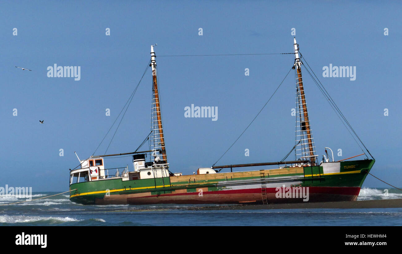 28.09.2015.   Bergung Mannschaften treffen sich für zwei Stunden zu entscheiden, wie sie am Dienstag die gestrandeten MV Tuhoe erholen werden.  Das 96 Jahre alte Schiff kehrte in seinen Liegeplatz im Fluss Kaiapoi nach Erhalt von mehr als $200.000 im Wert von Reparaturen in Lyttelton, wenn es auf einer Sandbank an der Mündung des Waimakariri River ca. 16:00 Sonntag lief.  MV Tuhoe Kaiapoi Riverton Vertrauen Vorsitzender Philip Redmond sagte Landvermesser hatte das Schiff untersucht und gilt als das Risiko zu groß ist, versuchen Sie es und speichern Sie es.   Regionale Hafenmeister Jim Dilley sagte der Reeder, Versicherungsgesellschaft, Auftragnehmer und eine Bergung Besatzung würde mich Stockfoto