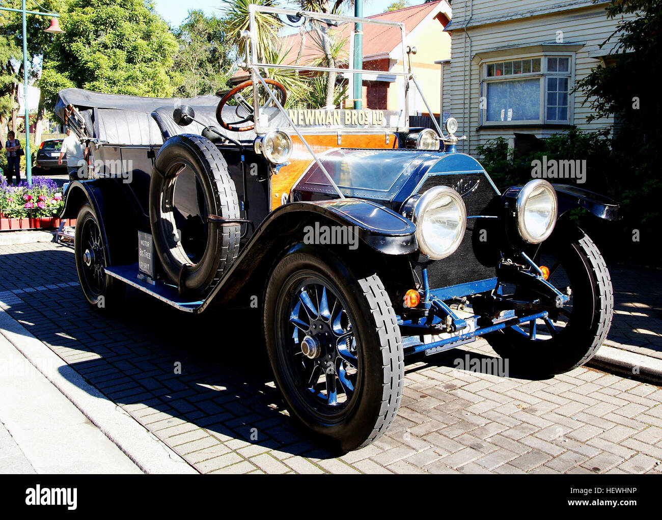 Das Cadillac Model Thirty, das im Dezember 1909 eingeführt wurde, war das einzige Modell des Unternehmens für diese Jahre. Basierend auf dem Modell G von 1907 wurden Verbesserungen wie die Option einer geschlossenen Karosserie angeboten, die erste eines Automobilherstellers. Dieses Modell stellte die Voraussetzungen für zukünftige Cadillac-Innovationen dar, gefolgt von Modellen mit größeren Motoren in den folgenden Jahren. Stockfoto