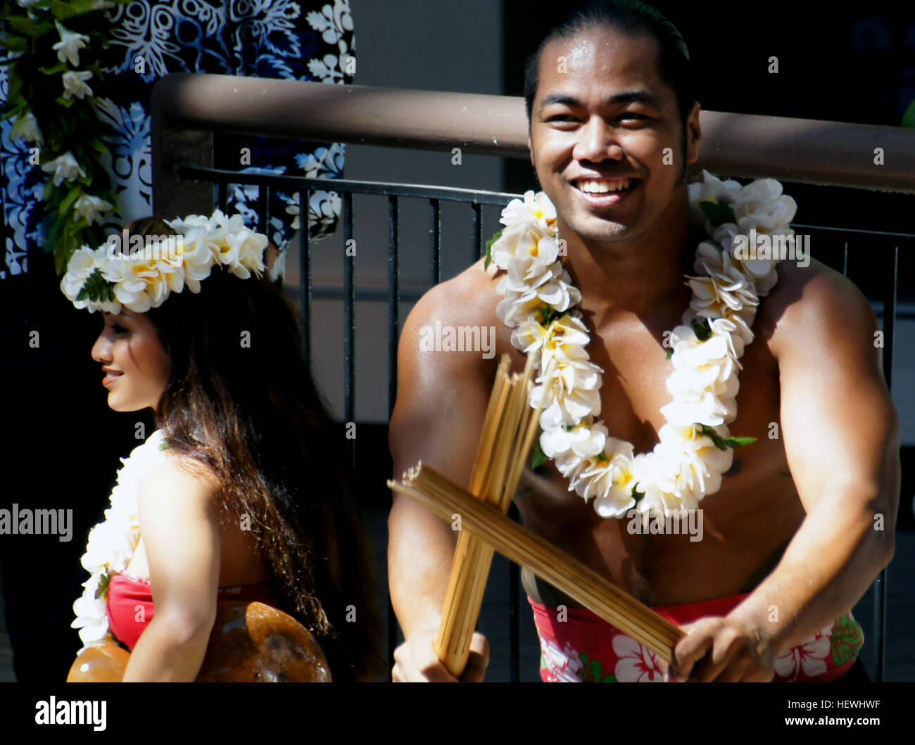 Aloha, ein hawaiianisches Wort, das Zuneigung und Mitgefühl bedeutet, ist ein integraler Bestandteil der Kultur Hawaiis. Es wird oft durch Hula-Tanz ausgedrückt, eine traditionelle Form des Geschichtenerzählens auf den Pazifischen Inseln. Stockfoto