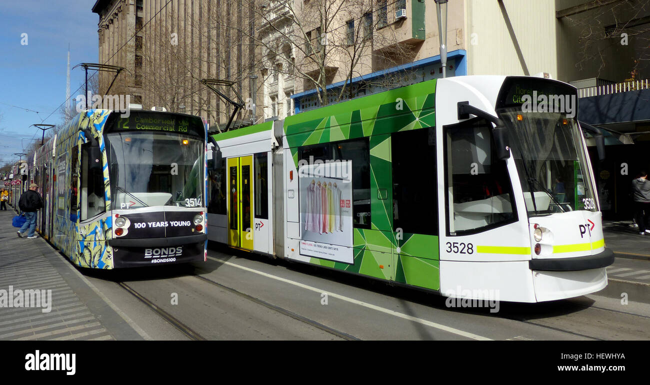 Yarra Trams ist der Handelsname von Melbourne Straßenbahn-Netz, das ist im Besitz von VicTrack und die ist an Yarra Trams von öffentlichen Verkehrsmitteln Victoria im Namen der viktorianischen Landesregierung vermietet. Das aktuelle Franchise wird von Keolis Downer betrieben. Da im Mai 2014, Yarra Trams 487 Straßenbahnen über 26 Straßenbahnlinien und eine kostenlose City Circle Tourist Tram tätig sind, Straßenbahnhaltestellen über 1.763. Mit 250 km (155,3 Meilen) von Doppelspur ist Melbournes Straßenbahnnetz der Welt das größte.  2012/13 wurden 182,7 Millionen Fahrten auf Melbournes Straßenbahnen mit Straßenbahnen über 24,8 Millionen Kilometer eine Stockfoto