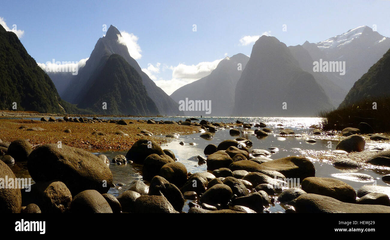 Milford Sound, ein Fjord auf Neuseelands Südinsel, ist Teil des Fiordland National Park und zum Te Wahipounamu Weltkulturerbe. Bekannt für seine atemberaubende Schönheit, wurde es zu einem der beliebtesten Reiseziele weltweit gekürt. Es wird oft fälschlicherweise als Klang bezeichnet, ist aber tatsächlich ein Fjord. Stockfoto