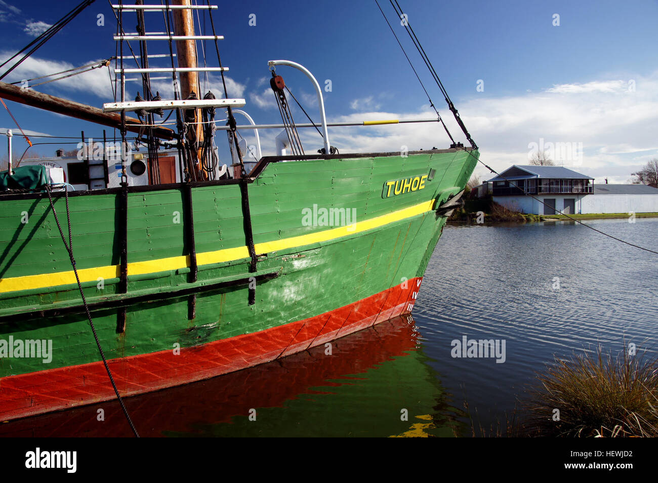Die MV Tuhoe ist eine historische Schoner, der wurde 1919 erbaut und ist nun am Fluss Kaiapoi stationiert wharf. Dieses Schiff wurde im Jahr 2004 vom M V Tuhoe Kaiapoi Rivertown Trust um sicherzustellen, dass dieser Fluss-Ikone in der Stadt blieb gesichert. Während der Saison von Oktober bis Juni des folgenden Jahres segelt das Schiff regelmäßig die Flüsse Kaiapoi und Waimakariri. Das Schiff wird von einem geschätzten Team von Freiwilligen betrieben, die bereitwillig ihre Zeit geben um sicherzustellen, dass wer darauf fährt eine sehr angenehme Erfahrung hat. Ausgehend von der Kaiapoi Wharf, werden Sie die untere Kaiapoi und Waimakariri Flüsse für eine R Kreuzfahrt Stockfoto