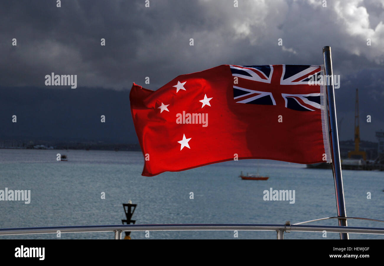 Die New Zealand Red Ensign ist eine Flagge, die für Schifffahrtszwecke verwendet wird, mit einem roten Hintergrund und dem Union Jack in der oberen linken Ecke. Es wird hauptsächlich von in Neuseeland registrierten Schiffen zur Identifizierung und Signalgebung auf See verwendet. Stockfoto