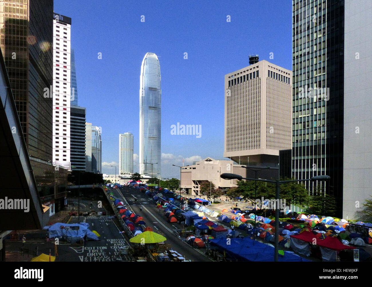 Am 28. September kündigte Occupy Central mit Love and Peace-Bewegung, dass sie ihre Kampagne zivilen Ungehorsams sofort anfangen würde. Demonstranten blockiert beide West-Ost-arteriellen Routen im nördlichen Hong Kong Island in der Nähe von Admiralität. Polizei-Taktiken (einschließlich der Verwendung von Tränengas) und Angriffe auf Demonstranten von Gegnern, die Triade Mitglieder enthalten, ausgelöst mehr Bürger um den Protesten anzuschließen, Causeway Bay und Mong Kok zu besetzen. Die Zahl der Demonstranten erreichte mehr als 100.000 zu einem bestimmten Zeitpunkt. In einer Umfrage im Dezember antwortete bis zu 20 % der Befragten 1.011, dass sie t haben Stockfoto