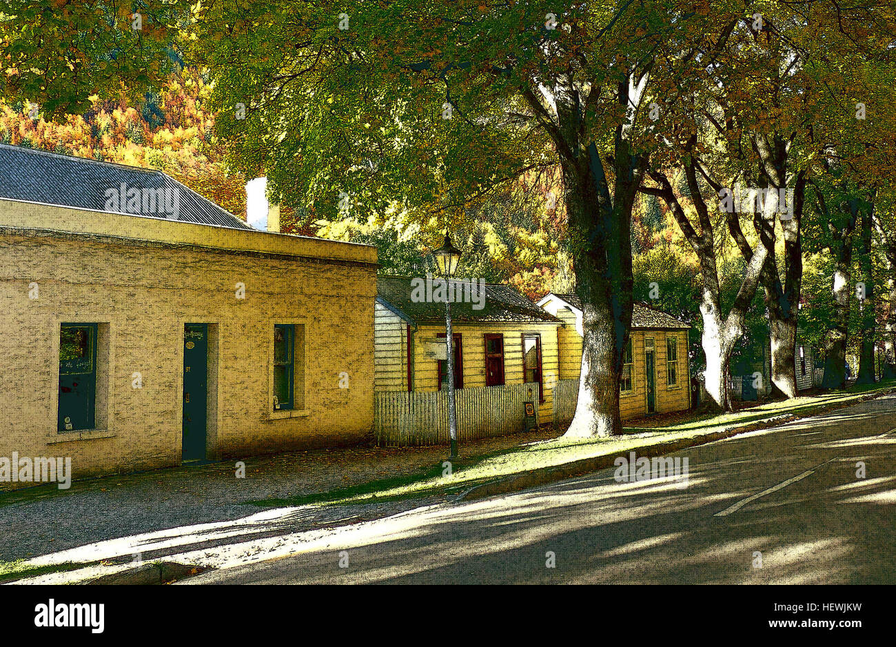 Arrowtown, in der Nähe von Queenstown, Neuseeland, ist eine historische Goldgräberstadt, die für ihre bezaubernden Straßenszenen und alten Gebäude bekannt ist. Im Herbst erwacht die Stadt mit ihrem lebhaften Laub zum Leben und bietet eine malerische Kulisse für Fotos. Diese malerische Stadt zieht viele Besucher wegen ihres Kulturerbes und ihrer herbstlichen Schönheit an. Stockfoto