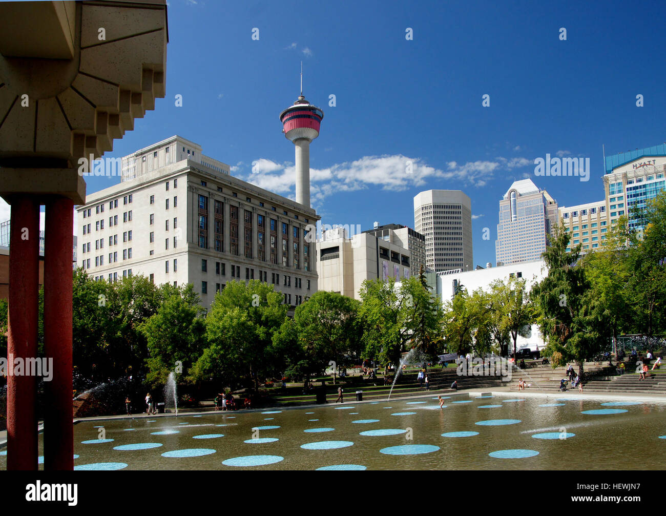 Olympic Plaza ist ein schönes Zielort für die Innenstadt von Calgary Arbeiter in der Mittagspause. Die Plaza wurde für die Olympischen Winterspiele 1988 errichtet und betreibt die einzige Kühlgut im freien Eisfläche in der Stadt. Stockfoto