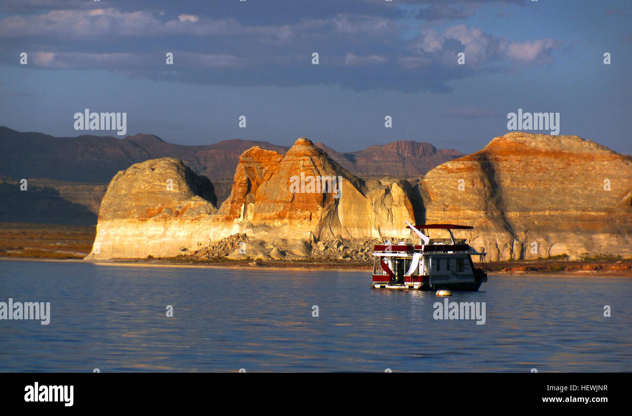 Lake Powell in Utah ist bekannt für seine atemberaubende Landschaft und das Rainbow Bridge National Monument. Dieser Natursteinbogen ist einer der größten der Welt und bietet einen malerischen Aussichtspunkt für Besucher und Wanderer, die die Gegend erkunden. Stockfoto