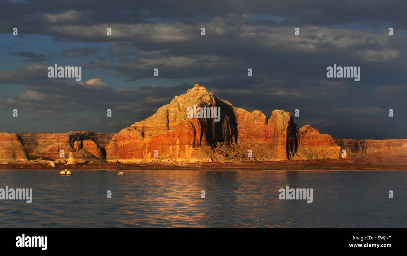 Lake Powell in Utah ist berühmt für seine atemberaubende Naturlandschaft, die durch das Rainbow Bridge National Monument hervorgehoben wird. Dieser große Steinbogen ist ein landschaftlich reizvoller Aussichtspunkt, der Besucher anzieht, seine Pracht und geologische Bedeutung zu bestaunen. Es ist eines der bekanntesten Naturmerkmale der Region. Stockfoto