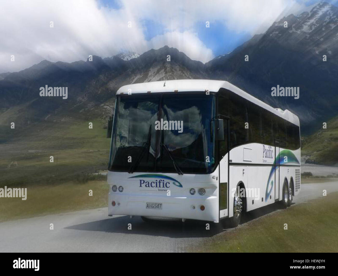 Fotografie ist die Kunst, Licht einzufangen, um Bilder zu erstellen. Es umfasst verschiedene Techniken und Werkzeuge, von Filmen bis hin zu Digitalkameras, um Momente zu dokumentieren oder Geschichten zu erzählen. Dieses Medium hat sich im Laufe der Geschichte zu einem wesentlichen Bestandteil von Kunst, Journalismus und persönlichem Gedächtnis entwickelt. Stockfoto