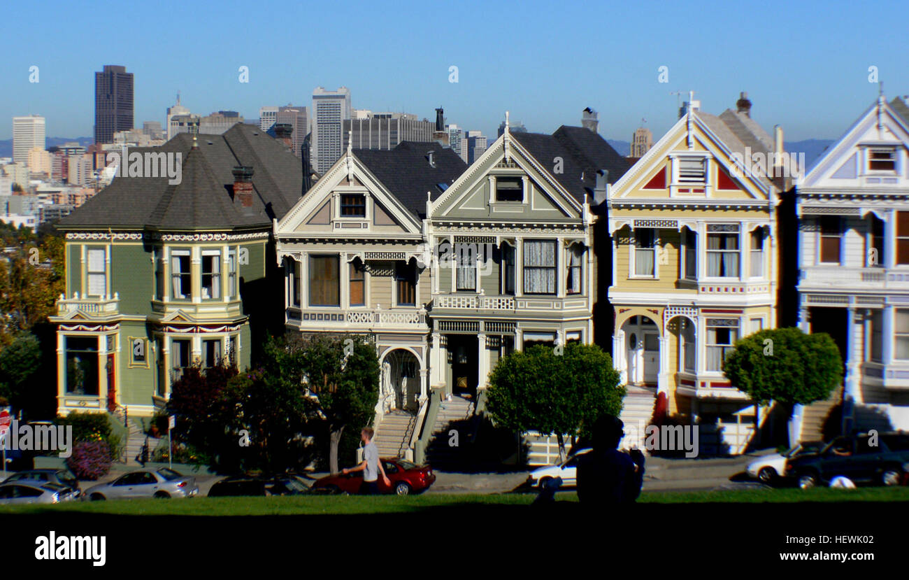 Dieses Foto zeigt die ikonischen bemalten Damen, Häuser im viktorianischen Stil am Alamo Square, San Francisco. Die farbenfrohe Reihe von Häusern ist ein berühmtes architektonisches Merkmal der Stadt und bietet einen lebhaften Kontrast zur modernen Skyline. Stockfoto