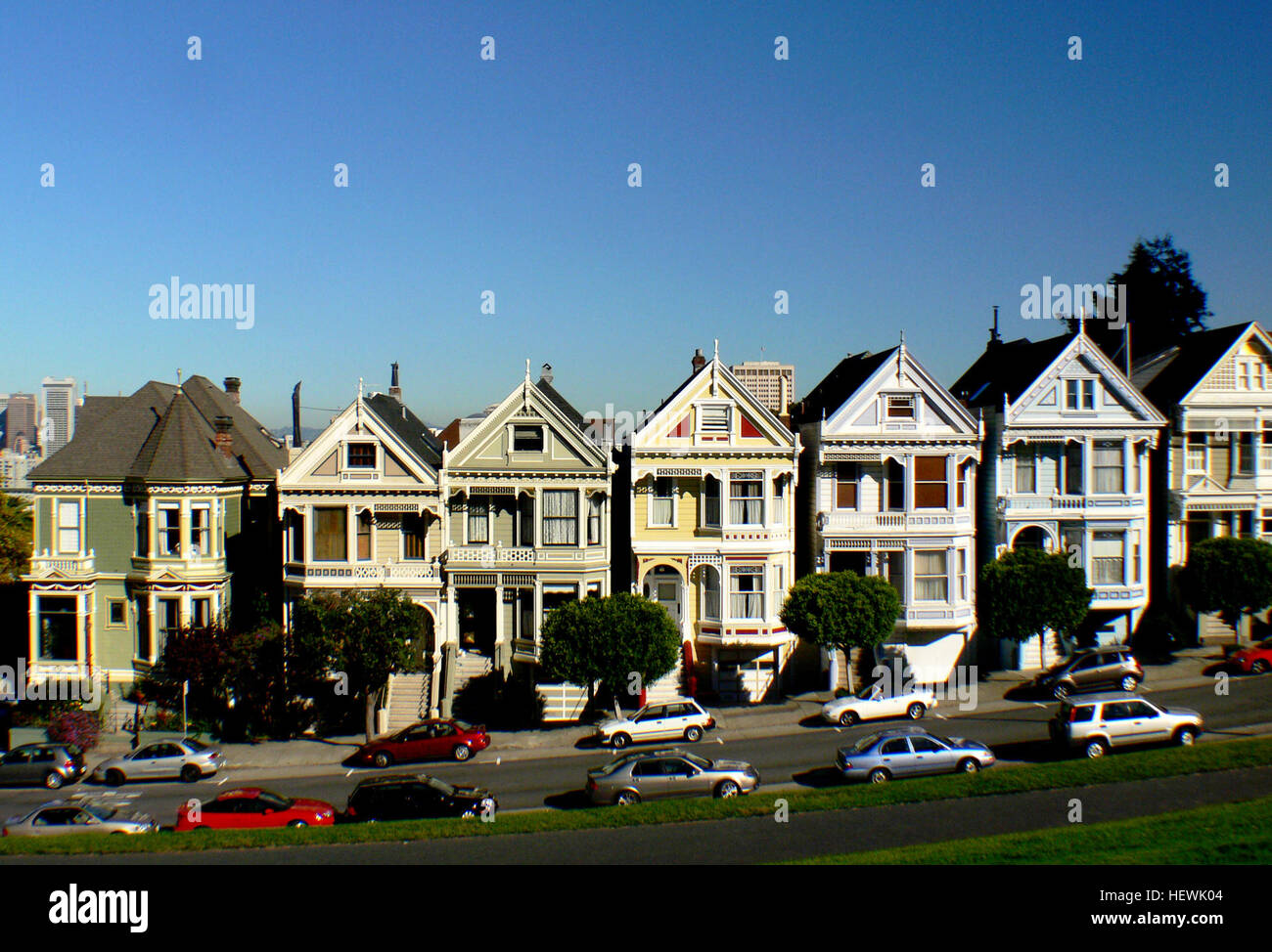 Dieses Foto zeigt die ikonischen gemalten Damen des Alamo Square in San Francisco und zeigt die farbenfrohen viktorianischen Häuser. Der architektonische Stil ist ein herausragendes Merkmal des Kulturerbes der Stadt und unterstreicht das unverwechselbare Design und die lebendige Gemeinschaft. Stockfoto