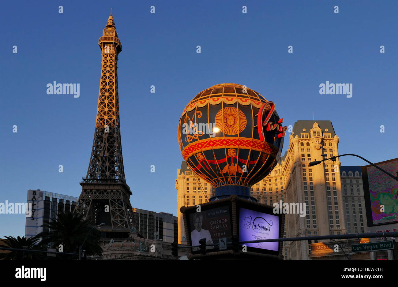 Das Paris Las Vegas Hotel ist nach der französischen Hauptstadt gestaltet und verfügt über eine halbgroße Nachbildung des Eiffelturms. Das Hotel liegt am Las Vegas Strip und ist ein bedeutendes Wahrzeichen mit luxuriösen Unterkünften und Unterhaltung. Stockfoto