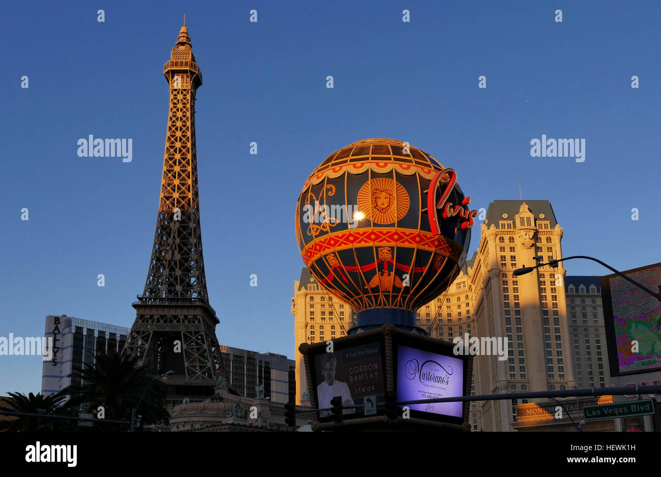 Dieses französisch angehauchte Casino-Hotel mit einem Halbformat Eiffel Turm ist über den Strip aus The Bellagio und einen 9-minütigen Spaziergang von der Las Vegas Monorail Station. Stockfoto