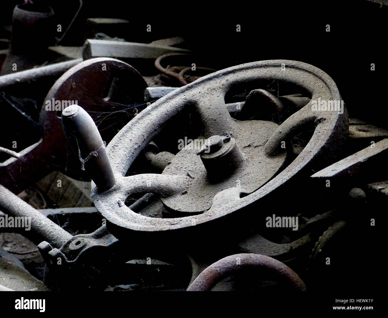 Dieses Foto zeigt eine Industrieszene, die mit einer Lumix FZ200 Kamera aufgenommen wurde. Es zeigt Räder und Schmiedearbeiten auf einer Werkstattbank und betont handwerkliches Können und Fertigungsdetails. Stockfoto