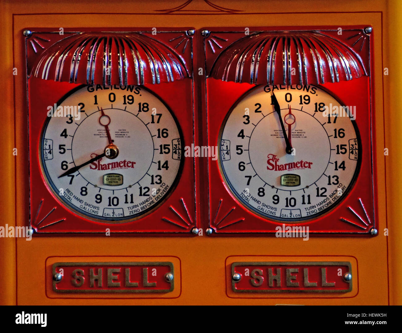 Das Foto zeigt amerikanische Luxusautos, die auf einer Autoshow gezeigt werden, wobei der Schwerpunkt auf Fahrzeugen aus dem frühen bis zur Mitte des 20. Jahrhunderts liegt. Der Gasoline Alley Heritage Park in Calgary bietet historische Shell-Gaspumpen und Oldtimer. Stockfoto