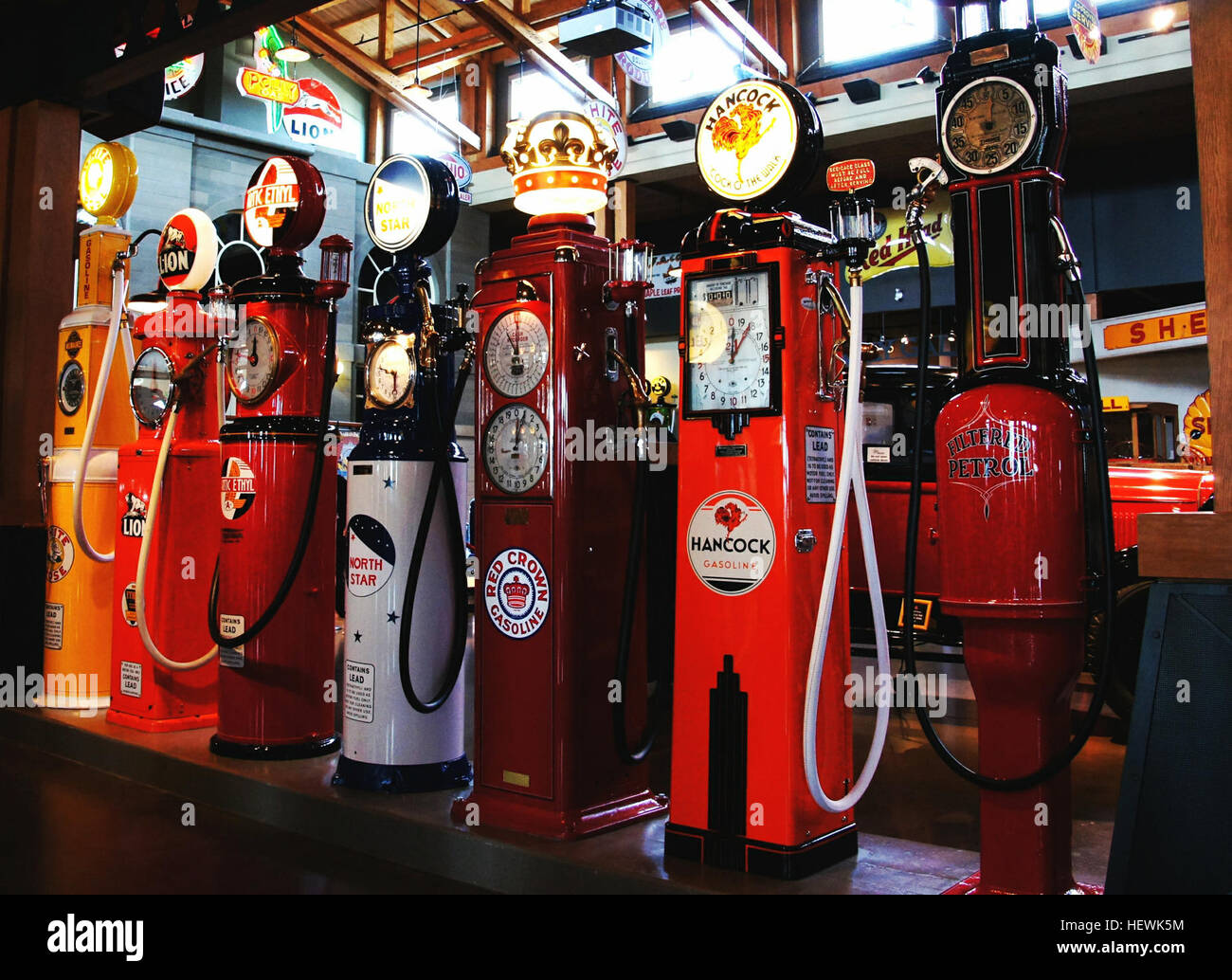 Diese Bildersammlung zeigt amerikanische Luxusautos, die auf einer Autoausstellung im Gasoline Alley Heritage Park in Calgary ausgestellt wurden. Die Exponate zeigen klassisches amerikanisches Automobildesign, komplett mit alten Gaspumpen und Motorfahrzeugen. Stockfoto