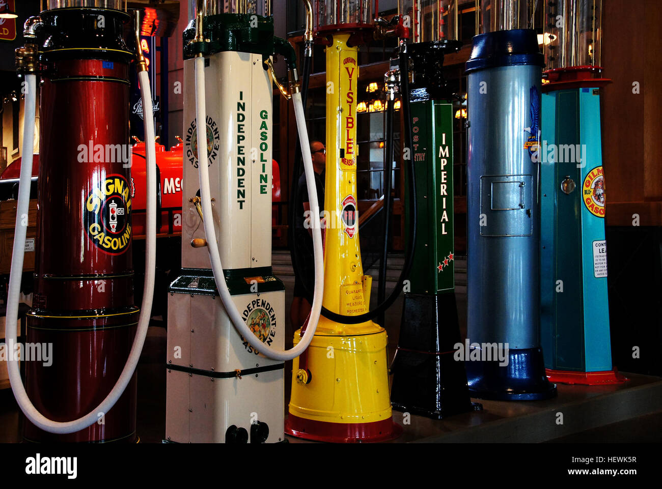 Eine Sammlung von Bildern, die amerikanische Luxusautos auf einer Autoshow im Gasoline Alley Heritage Park, Calgary, zeigen, einschließlich Ausstellungen von Oldtimer-Kraftstoffpumpen und -Autos. Stockfoto