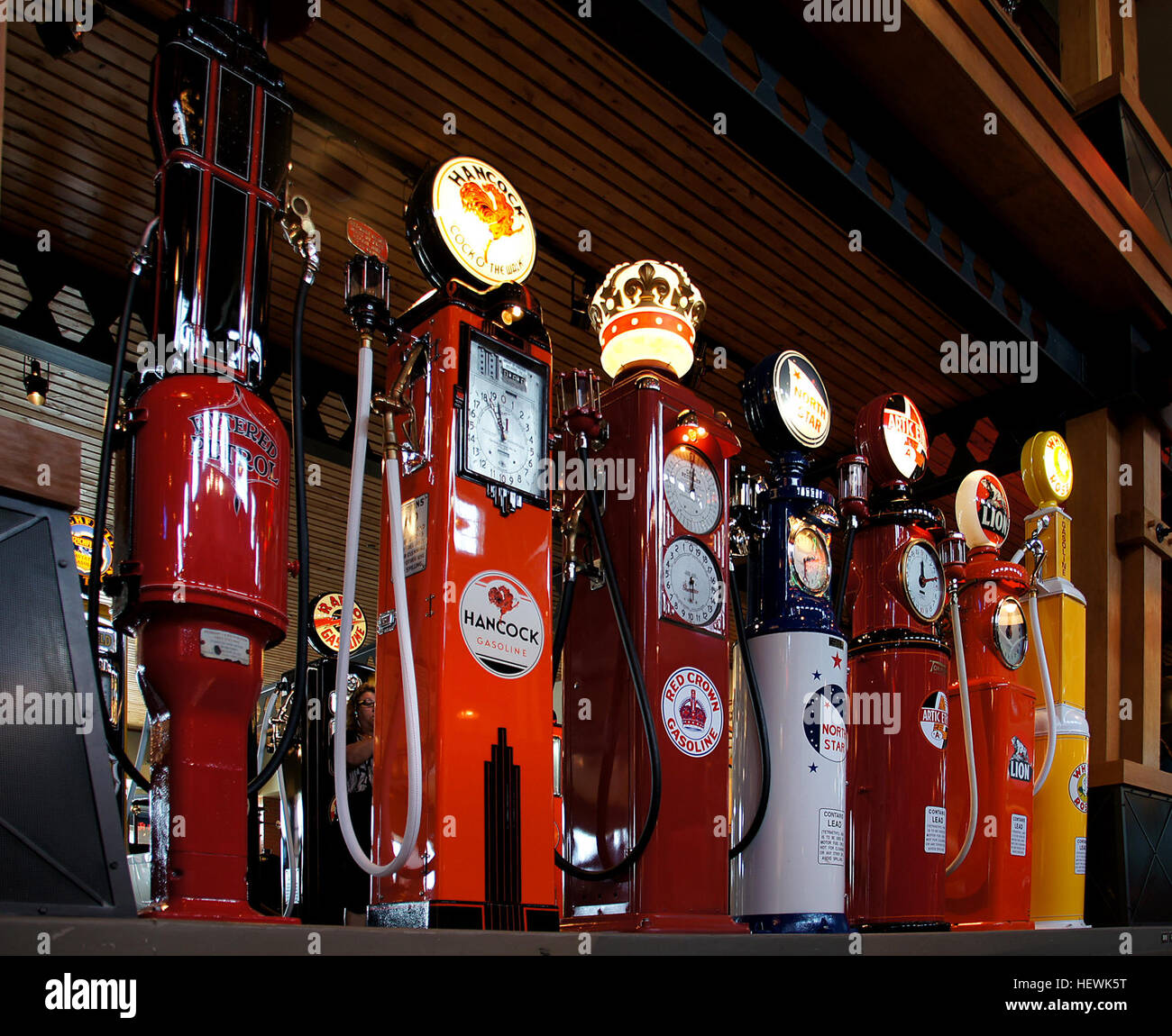 Das Foto zeigt die Luxusautos im Gasoline Alley Heritage Park in Calgary. Mit amerikanischen Oldtimern und Oldtimer-Kraftstoffpumpen zeigt das Bild eine Mischung aus Automobilgeschichte und Design. Stockfoto