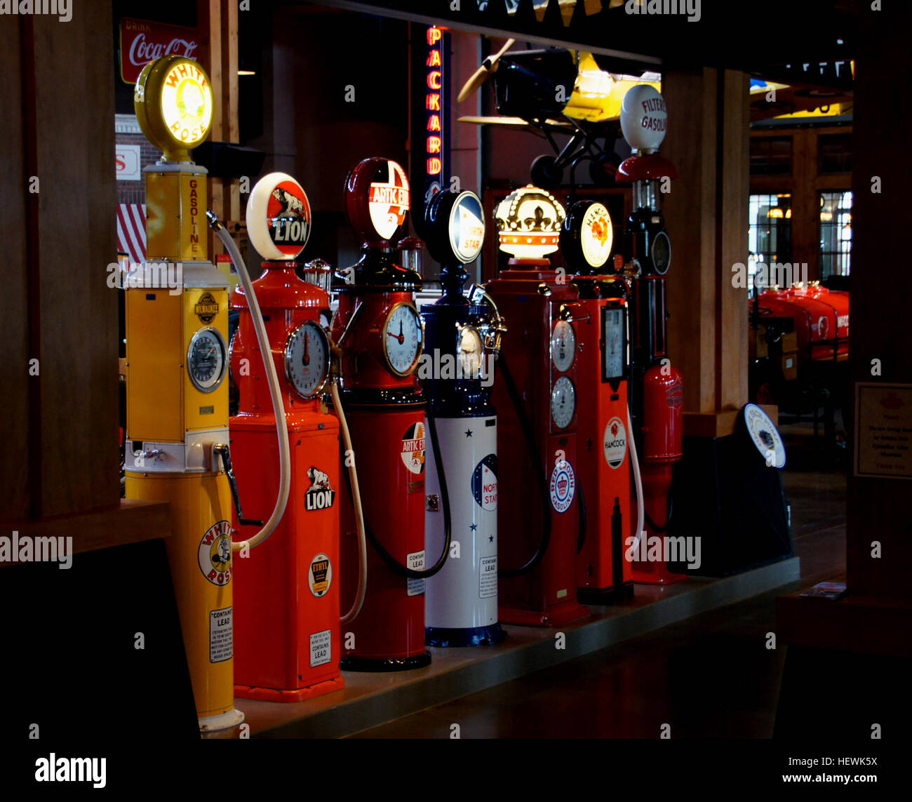 Dieses Foto zeigt amerikanische Luxusautos im Gasoline Alley Heritage Park in Calgary. Die Autoshow zeigt Oldtimer und Oldtimer und zieht Autohusiasten und Sammler an, die sich für Automobilgeschichte interessieren. Stockfoto