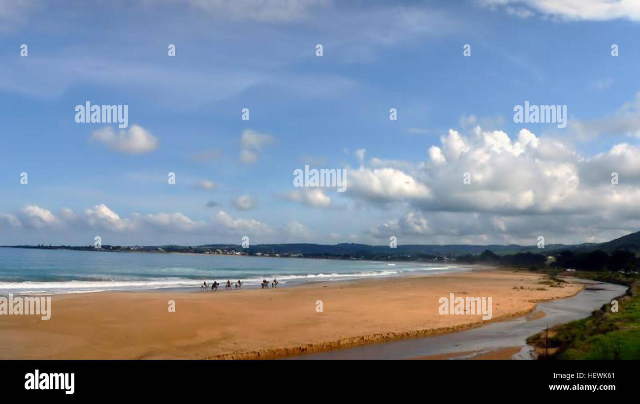 Die Fotografie fängt einen Moment in der Zeit ein und bietet eine visuelle Darstellung von Personen, Orten oder Ereignissen. Die Kunst der Fotografie kann von Porträts bis hin zu Landschaften reichen und wird verwendet, um Geschichte zu dokumentieren, Geschichten zu erzählen oder Emotionen zu wecken. Stockfoto
