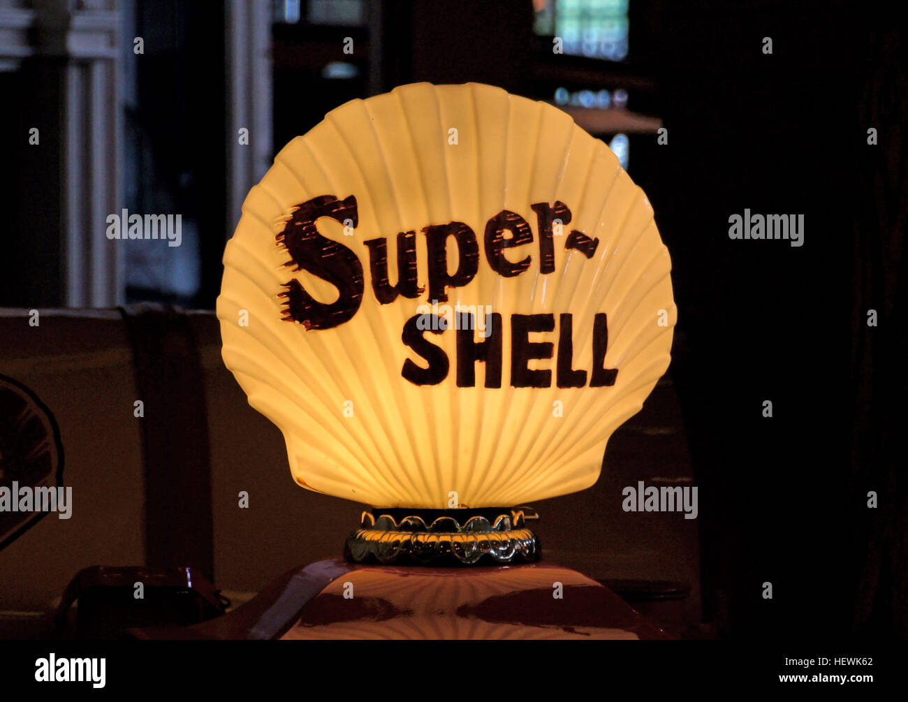 Dieses Foto aus dem Gasoline Alley Heritage Park in Calgary zeigt amerikanische Luxusautos und alte Kraftstoffpumpen. Das Bild spiegelt die Entwicklung des Automobildesigns und der Geschichte von Tankstellen wider. Stockfoto