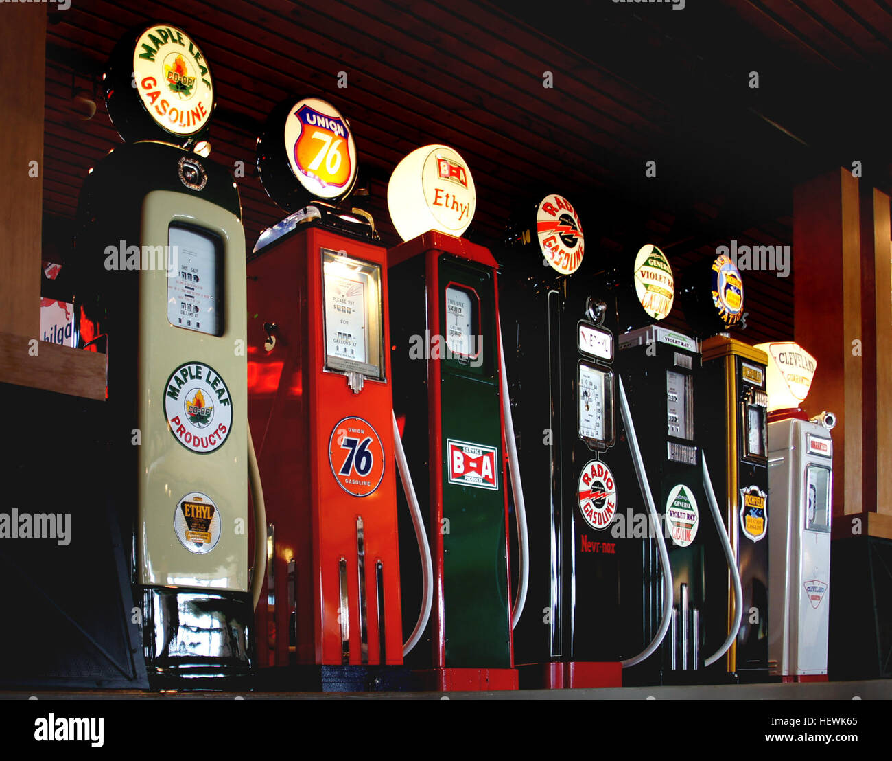 Dieses Foto zeigt amerikanische Luxusautos, die auf einer Autoshow im Gasoline Alley Heritage Park in Calgary gezeigt werden. Die Ausstellung zeigt die Entwicklung des Luxusdesigns von Automobilen. Neben den klassischen Kraftstoffpumpen sind auch bemerkenswerte Fahrzeuge aus der Mitte des 20. Jahrhunderts ausgestellt. Stockfoto