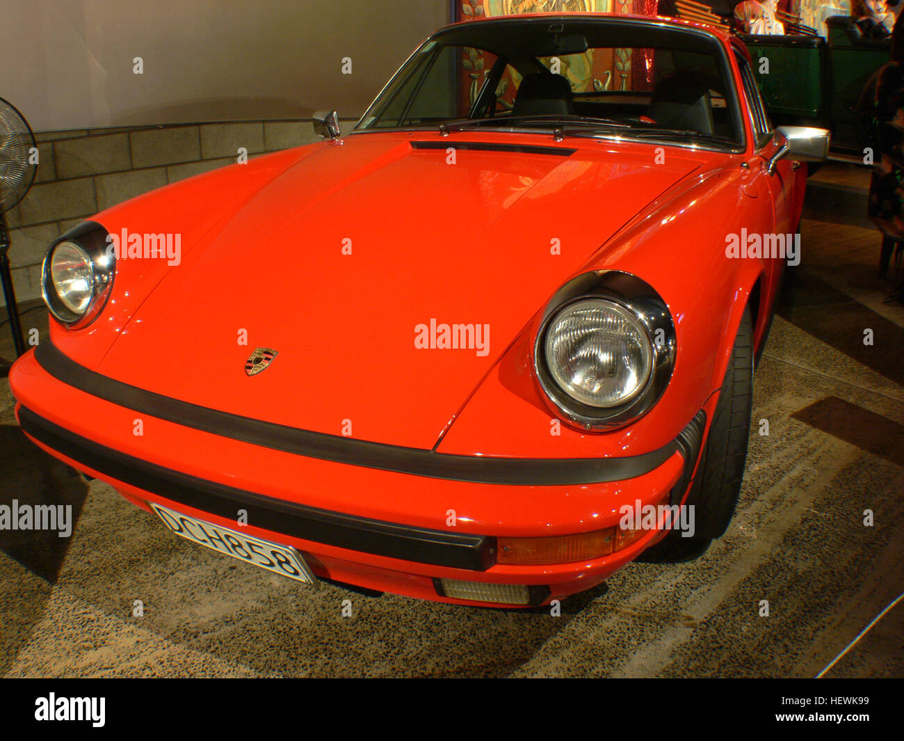 Das Bild zeigt einen klassischen Porsche 911 aus dem Jahr 1974 auf einer Automobilausstellung, auf der seltene und Oldtimer, darunter rote Modelle, im WOW & Classic Cars Museum in Nelson, einem Drehkreuz für Autoliebhaber, gezeigt werden. Stockfoto