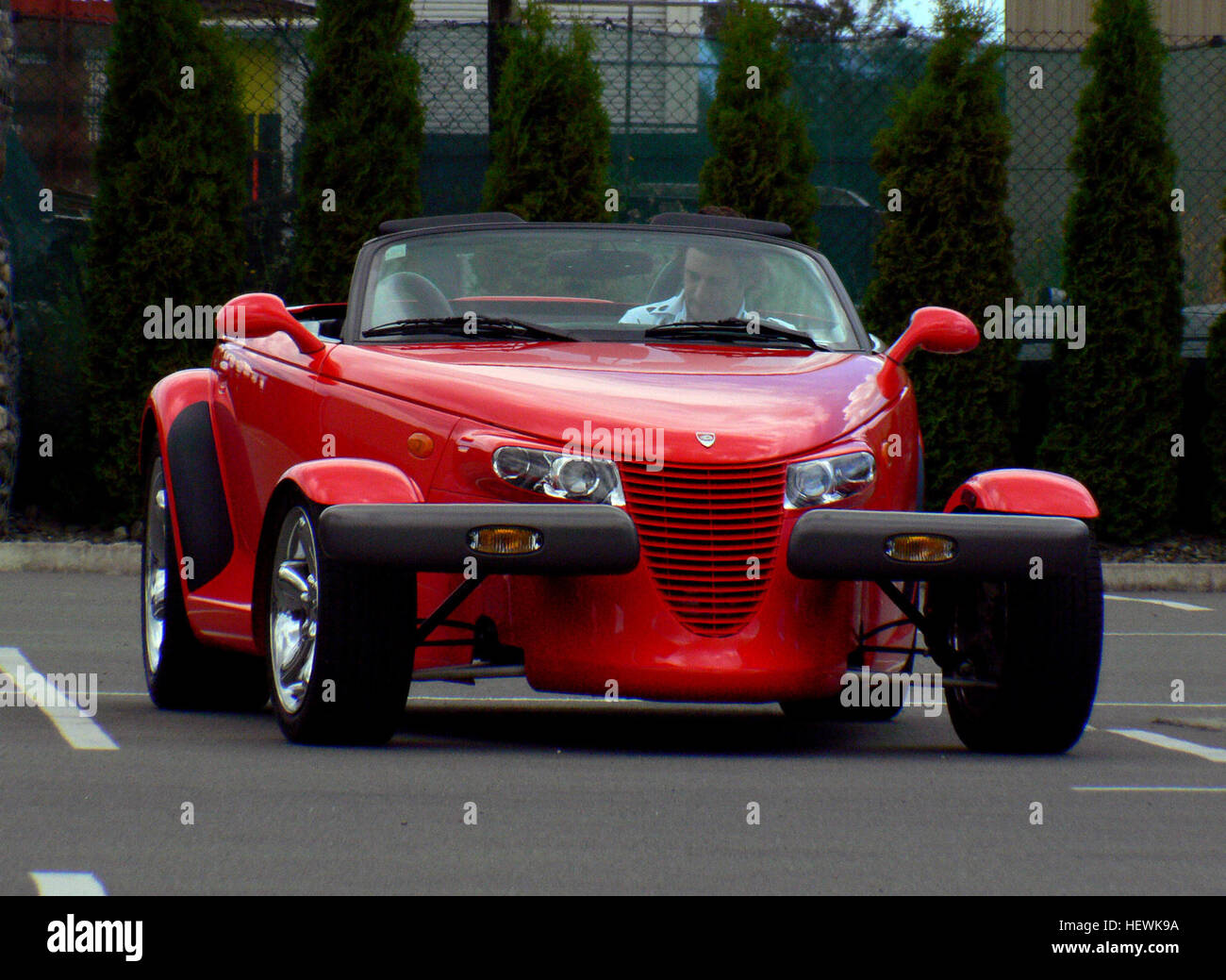 Der Plymouth Prowler, später Chrysler Prowler, war ein einzigartiger Serienwagen, der zwischen 1997 und 2002 gebaut wurde. Der Prowler ist bekannt für sein Retro-Design, das von Hot Rods inspiriert wurde. Die markanten, offenen Vorderräder erinnern an Indy-Rennwagen und spiegeln das Wesen der amerikanischen Automobilinnovation des 20. Jahrhunderts wider. Stockfoto