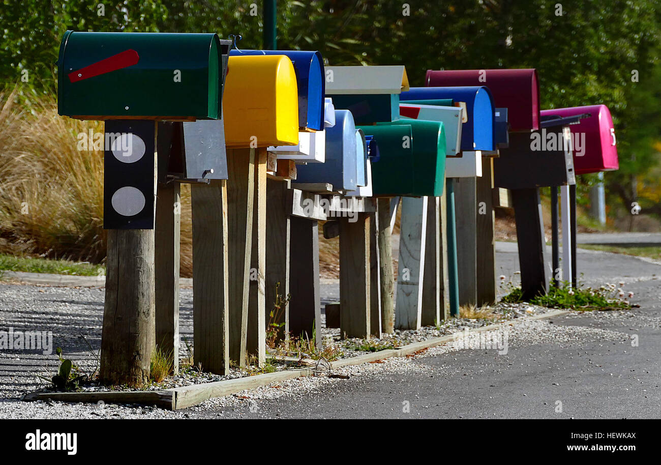 In den frühen 1800er Jahren die meisten Buchstaben in den USA wurden ergriffen, um die Post geschickt werden, und Empfänger musste ihre Post von der Post abrufen. Erst im Jahre 1863, die Post zu den Häusern der Menschen lebte in Städten ohne Aufpreis geliefert wurde. 1890 Hunderte von Städten Mail an Bewohner Häuser, was zu einem Bedarf an Postfächer geliefert.  Während nicht frühestens im Jahre 1892, George E. Becket, von Providence, RI, ein Patent für seine "Haustür Briefkasten," eine verbesserte Mailslot, die dauerhaft an der Eingangstür eines Hauses angebracht wurde erteilt wurde.  Die ersten lett Stockfoto