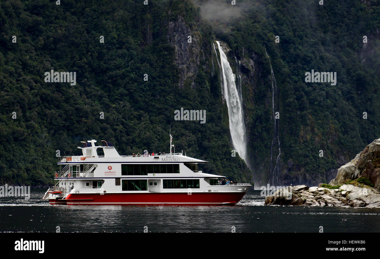 Stolz der Milford (Scenic Cruise) Schiff Typ Katamaran, flachen Bogen design Länge / Breite 34m / 13m max. Verschiebung 169 Tonnen Motoren K19 Cummins – 530 PS Cruising Geschwindigkeit 13 Knoten Kapazität 400 Personen VIP Zimmer Kapazität 42 Pax, privaten Deck Decks 5 Anzeigen Anzeige Decks – Bug, Heck, Hafen und Steuerbord Flügel und großen Oberdecks anzeigen Stockfoto