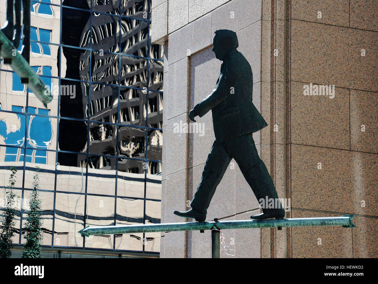 Diese Windschaufeln in der Bankers Hall in Calgary, Alberta, sind ein markantes Merkmal der Skyline der Stadt. Sie dienen sowohl als dekorative Elemente als auch als funktionale Werkzeuge zur Messung der Windrichtung und spiegeln die architektonische und kulturelle Landschaft Calgarys wider. Stockfoto