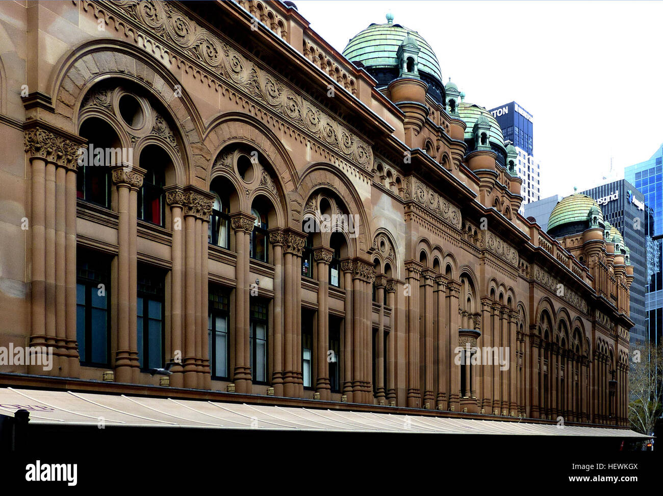 Reich an Geschichte und architektonisch wunderschöne, das Queen Victoria Building (QVB) nimmt einen ganzen Block auf Sydneys George Street und verfügt über mehr als 180 von Sydneys besten Mode-Boutiquen, Juweliere und Haushaltswaren, begleitet von schönen Cafés und Restaurants.  Die große Gebäude, erbaut in den 1890er Jahren wurde als eine Markthalle in der Größenordnung von einer Kathedrale errichtet. Das QVB wurde wunderschön restauriert und neu eröffnet im Jahr 1986 und wurde schnell Sydneys beliebtesten und renommierten Einkaufszentrum.  Die dominante ist die mächtige Zentrum-Kuppel, die während der Weihnachtszeit von besetzt ist ein Stockfoto