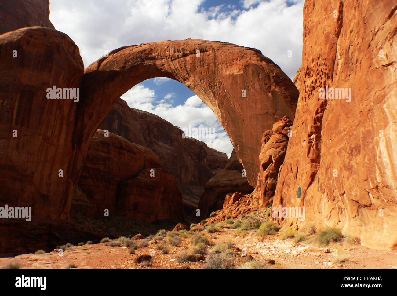 Die Rainbow Bridge, die sich in Utahs Lake Powell befindet, ist einer der größten Natursteinbögen der Welt. Diese beeindruckende Formation mit einer Höhe von 290 m und einer Länge von 275 m ist ein heiliger Ort für indianische Stämme und ein beliebtes Ziel für Besucher aus der ganzen Welt. Stockfoto