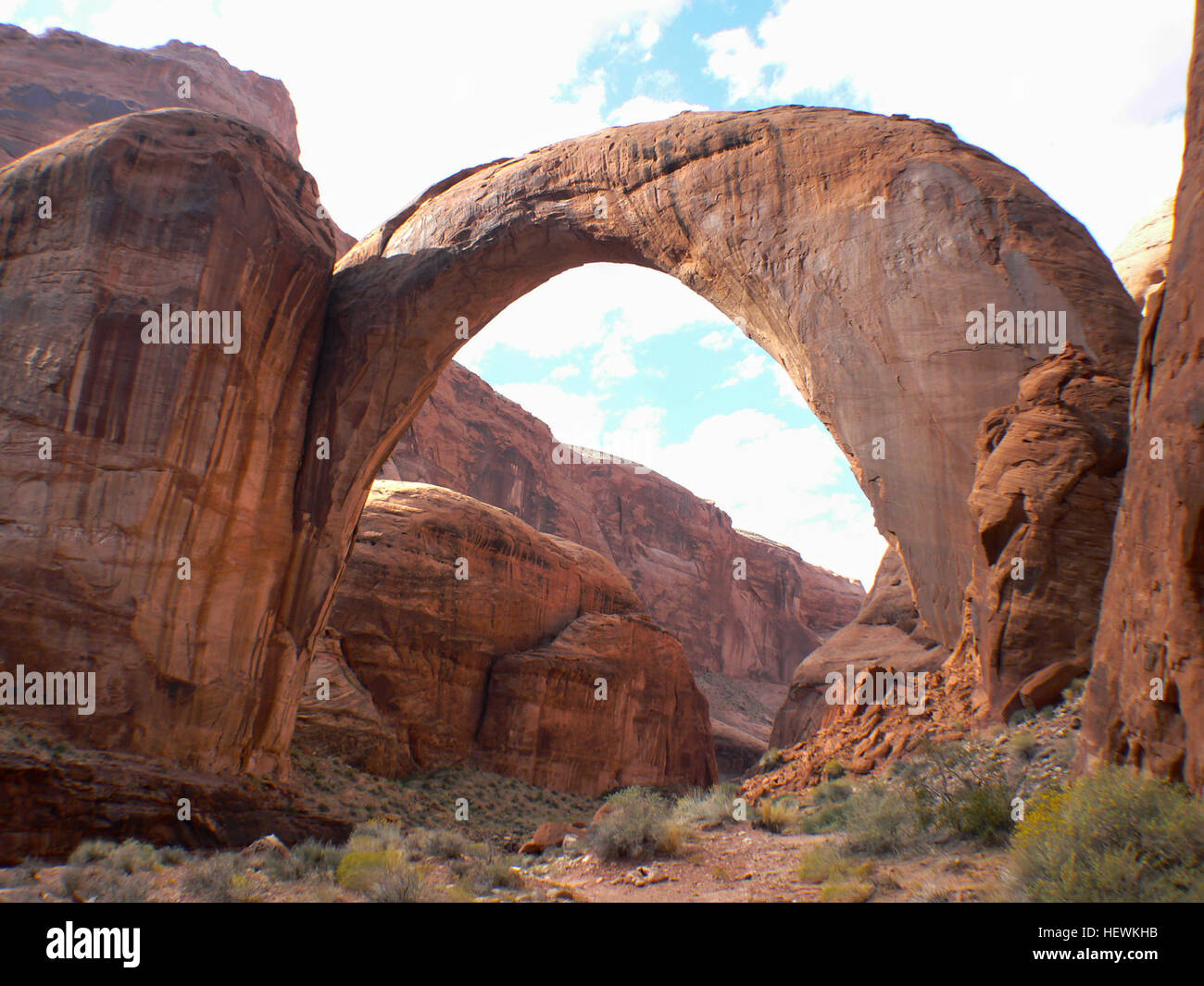 Ein atemberaubendes Foto von Rainbow Bridge, einem Natursteinbogen in Lake Powell, Utah. Die berühmte geologische Formation ist Teil der Glen Canyon National Recreation Area und eine der größten natürlichen Brücken der Welt. Stockfoto