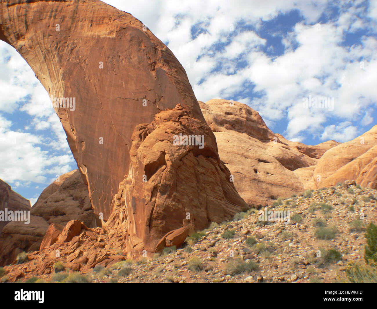 Dieses Foto fängt die atemberaubende Landschaft des Lake Powell ein und zeigt das berühmte Rainbow Bridge National Monument. Der Steinbogen ist ein Naturwunder vor der riesigen landschaftlichen Schönheit der Wüstenlandschaft Utahs. Stockfoto