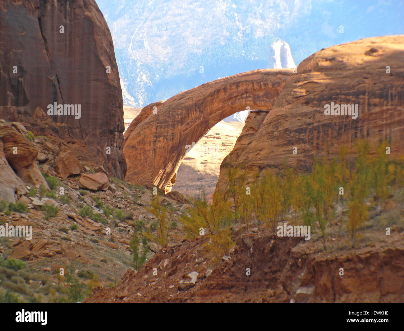 Dieses Foto zeigt den Lake Powell und das Rainbow Bridge National Monument in Utah und zeigt die atemberaubende natürliche Landschaft und die Steinbogenformation, die ein bedeutendes geologisches Merkmal der Gegend ist. Stockfoto