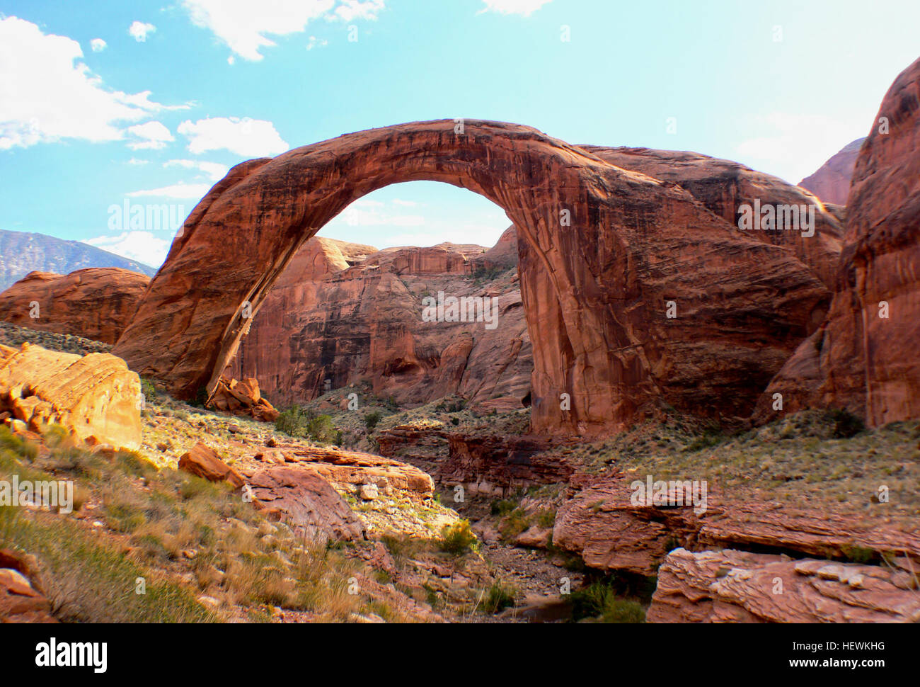 Die Rainbow Bridge, die sich in Utahs Glen Canyon National Recreation Area befindet, ist die größte bekannte natürliche Brücke der Welt. Er ist aus Navajo-Sandstein geschnitzt und 290 Meter hoch und 270 Meter breit. Die Stätte ist in der Navajo-Kultur heilig und zieht Besucher weltweit als Naturwunder an. Stockfoto